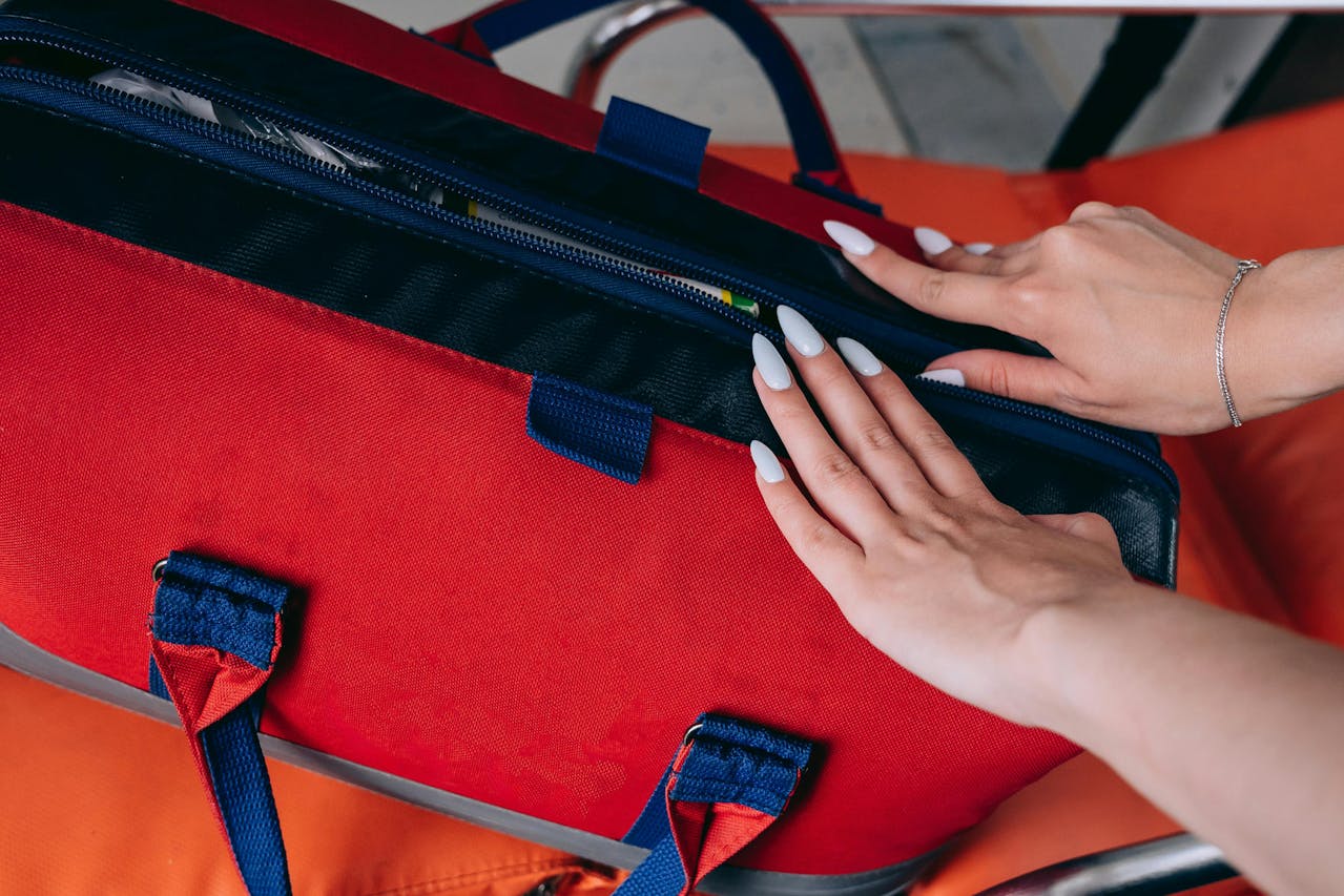 Was enthält der Erste-Hilfe-Kasten und zusätzliche Ausrüstung, die jedes Auto haben muss?